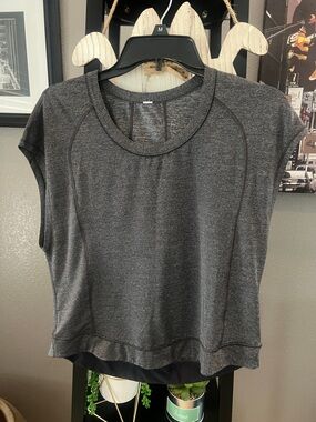 Lululemon Women's Gray Athletic Shell Top - Breathable Performance Tee size 6